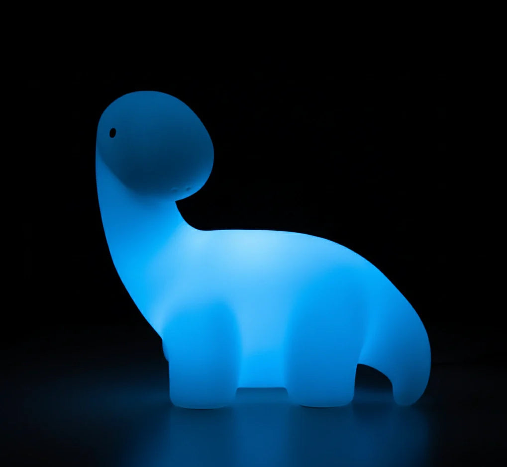 Veilleuse bébé dinosaure long cou en couleur bleue, apportant une lumière apaisante et calme à la chambre d'enfant.