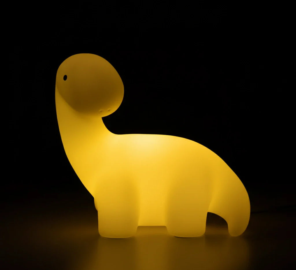 Veilleuse bébé dinosaure long cou en couleur blanc chaud, pour une lumière douce, réconfortante et intemporelle.