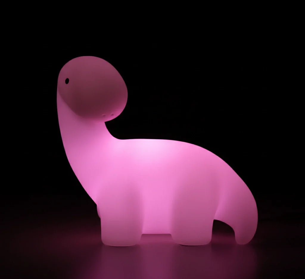 Veilleuse bébé dinosaure long cou en couleur violet-rose, créant une ambiance douce et rêveuse pour le coucher.